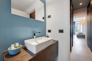 Dusche, Haartrockner, Handtücher