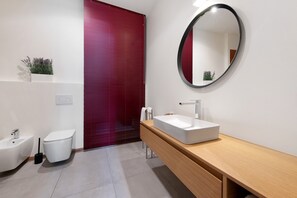 Regadera, secadora de cabello, toallas 