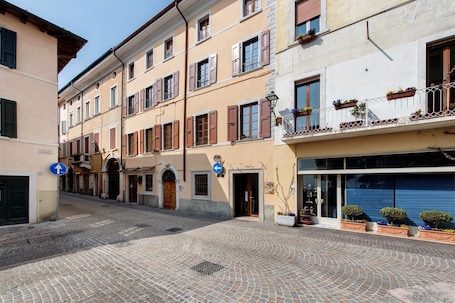 Exterior. 'Gemhouse Smeraldo Garda Lake' Apartment 50 m from the Lake, Wi-Fi and Air Conditioning