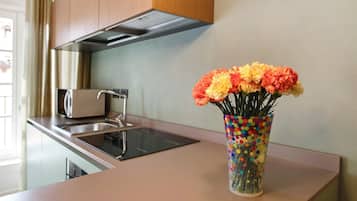 Kühlschrank, Mikrowelle, Ofen, Herdplatte