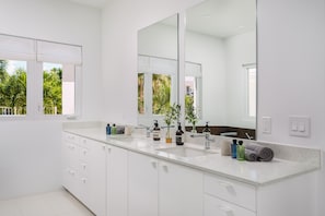 Shower, hair dryer, towels