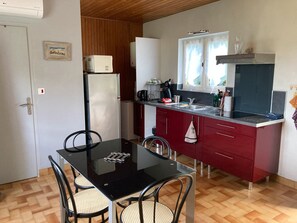 Réfrigérateur, micro-ondes, plaque de cuisson, cafetiÚre/bouilloire