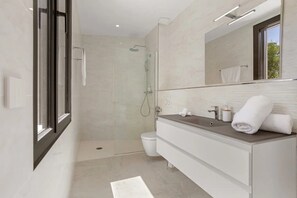 Shower, hair dryer, towels - Holiday Home 'Rez De Villa Pour 8 Valeriane' with Shared Pool, Private Garden and Wi-Fi (Trans-en-Provence)