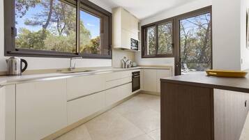 Een koelkast, een microgolfoven, een oven, een kookplaat