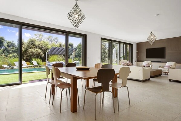 Dining - Holiday Home 'Rez De Villa Pour 8 Valeriane' with Shared Pool, Private Garden and Wi-Fi (Trans-en-Provence)