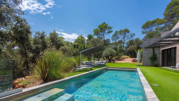 A rectangular swimming pool with steps leading into it, surrounded by a well-maintained lawn and trees. - Holiday Home 'Rez De Villa Pour 8 Valeriane' with Shared Pool, Private Garden and Wi-Fi (Trans-en-Provence)