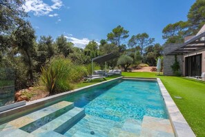 A heated pool - Holiday Home 'Rez De Villa Pour 8 Valeriane' with Shared Pool, Private Garden and Wi-Fi (Trans-en-Provence)