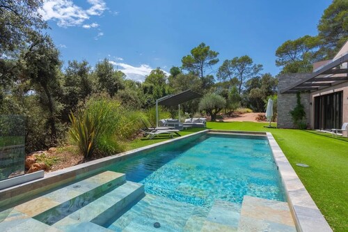 Holiday Home 'Rez De Villa Pour 8 Valeriane' with Shared Pool, Private Garden and Wi-Fi