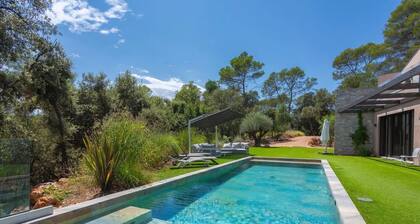 Holiday Home 'Rez De Villa Pour 8 Valeriane' with Shared Pool, Private Garden and Wi-Fi