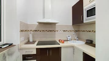 Frigorífico, microondas, placa de cocina y cafetera o tetera