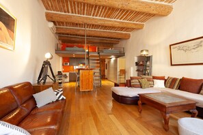 Een televisie en een stereo