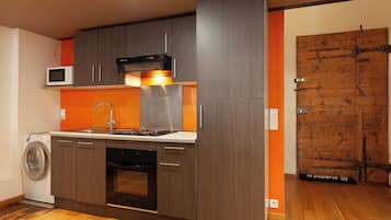 Refrigerador, microondas, parrilla de estufa y cafetera y tetera