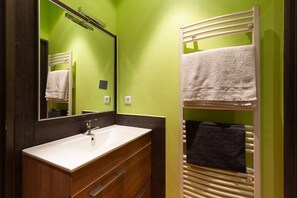 Een douche, een haardroger, handdoeken