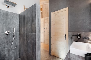 Shower, hair dryer, towels - Chalet 'Berg' with Mountain View, Private Terrace and Wi-Fi (Selva dei Molini BZ)