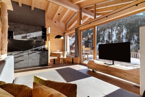 Televisión y chimenea 
