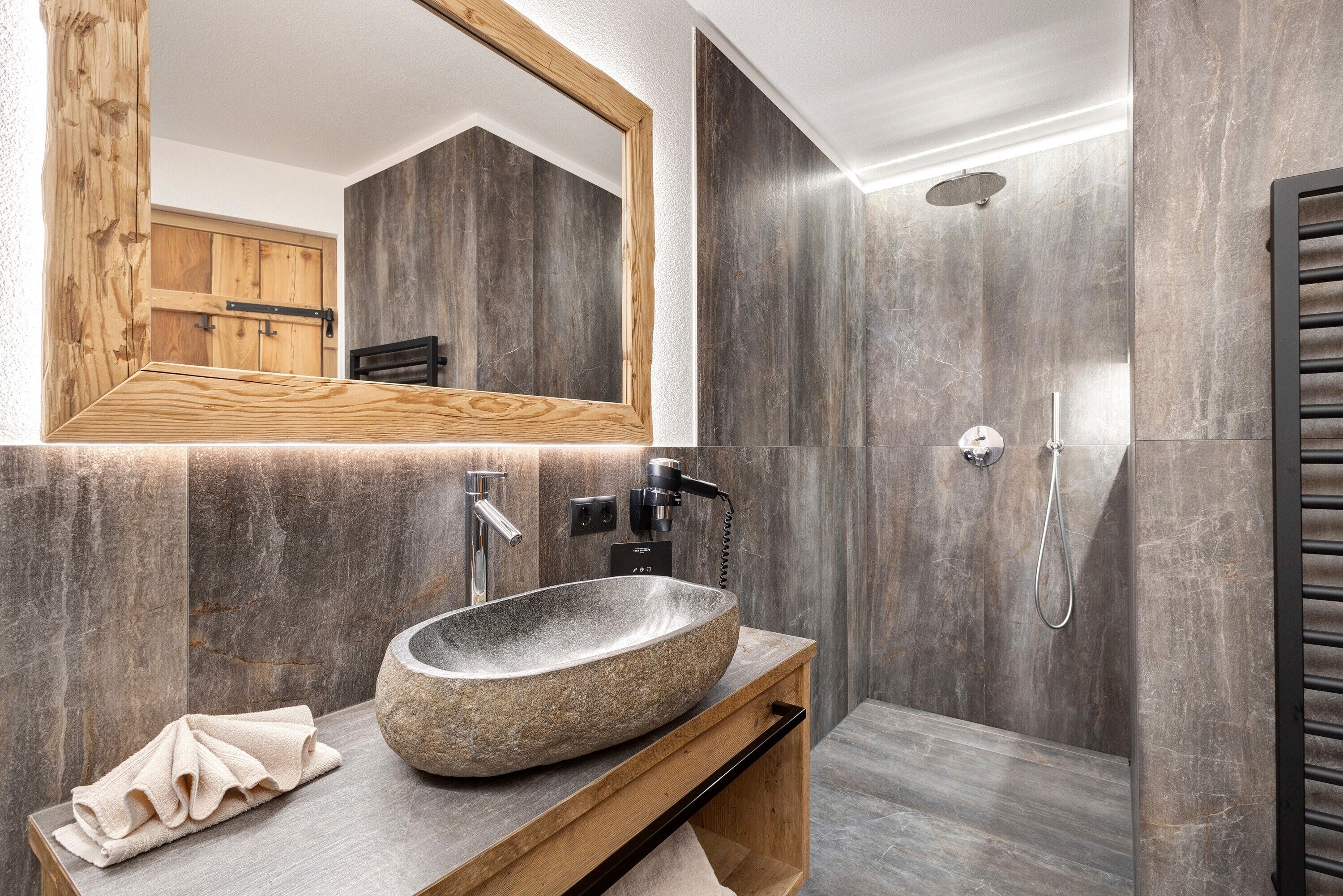Een douche, een haardroger, handdoeken