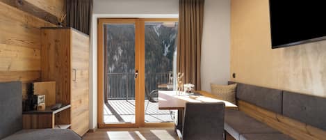 Televisión y chimenea