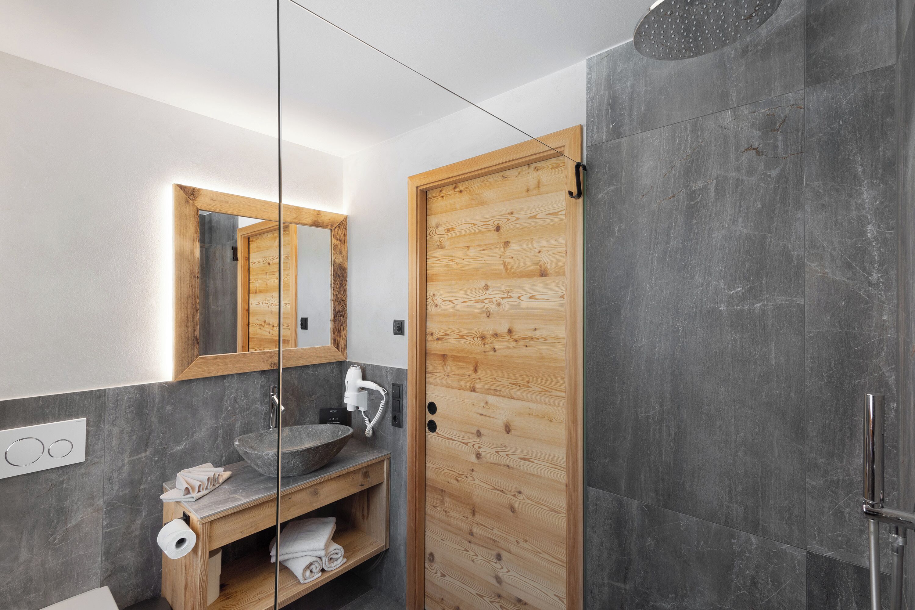 Ducha, secador de pelo, toallas