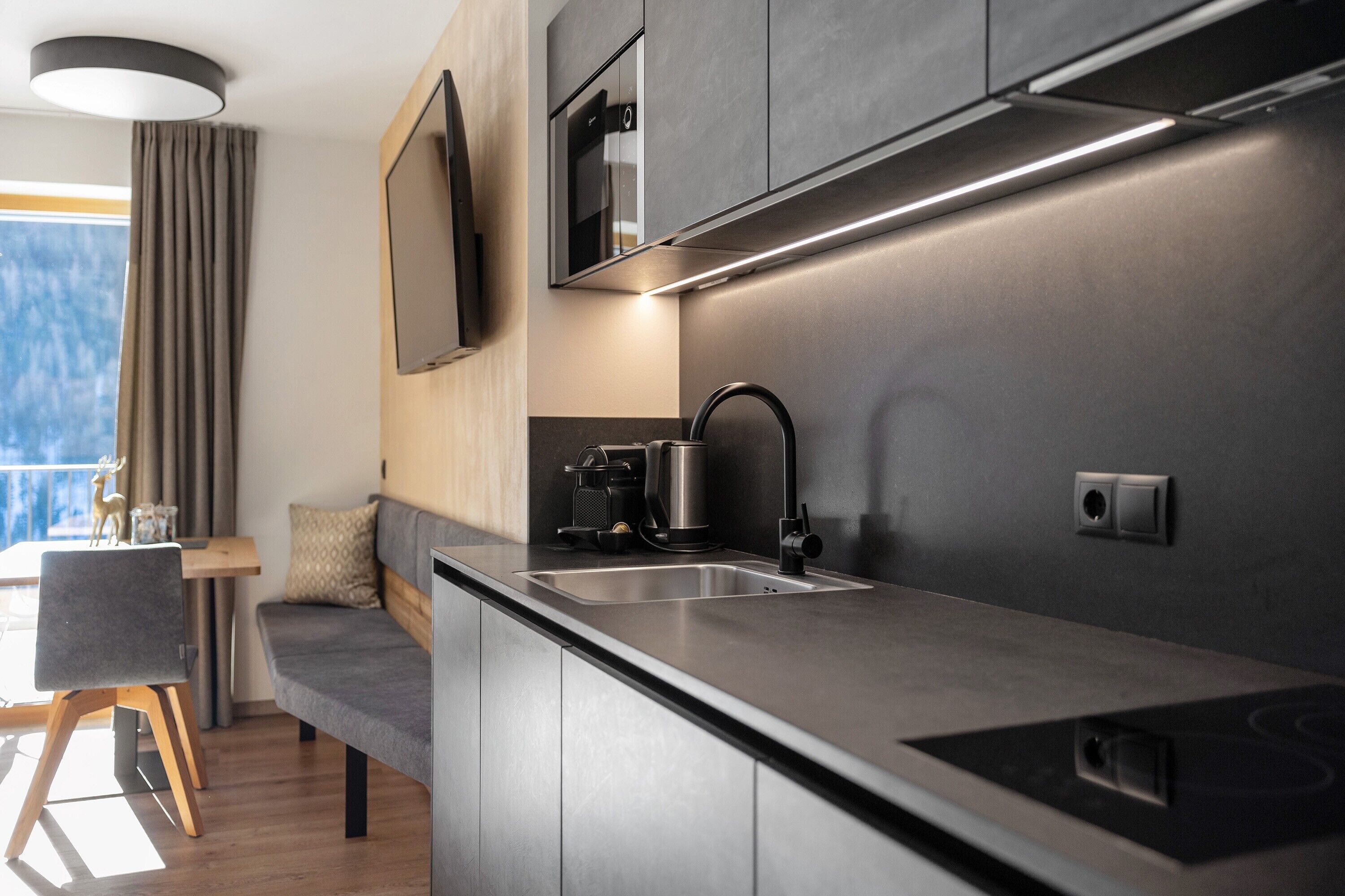 Fridge, microwave, stovetop, dishwasher