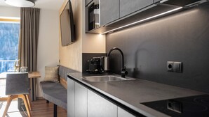 Uma cozinha moderna com forno embutido, máquina de café e bancada elegante.