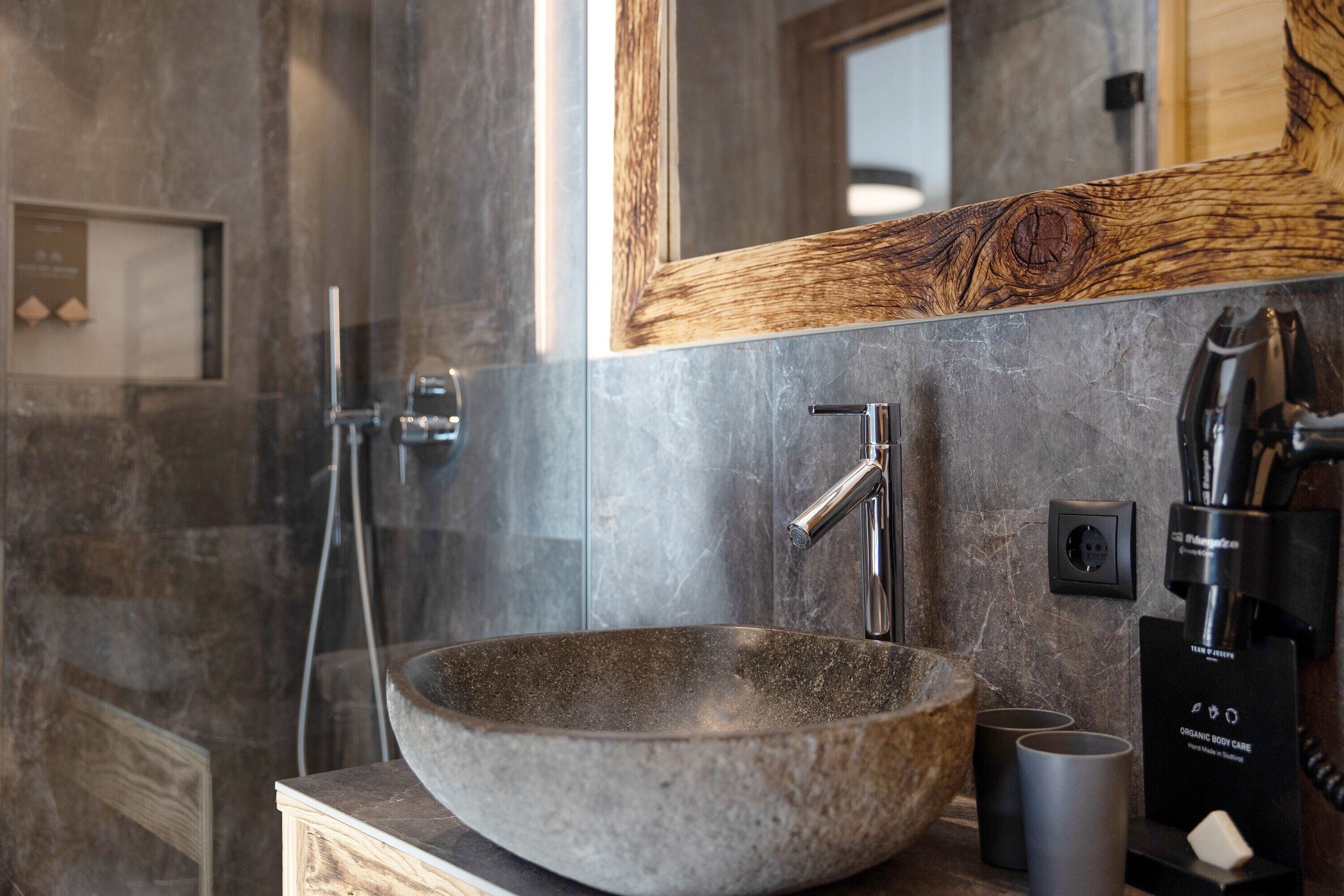 Een douche, gratis toiletartikelen, een haardroger, badjassen
