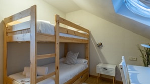A bunk bed room with a desk and a small plant. - Homity Dúplex Sierra Nevada Mt-3-p1-345 (Sierra Nevada)