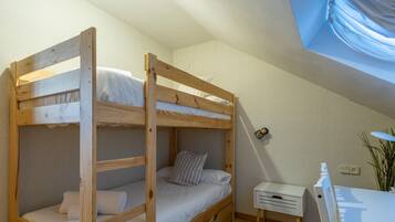 3 slaapkamers, een strijkplank/strijkijzer, gratis wifi, beddengoed