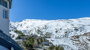 A snow-covered mountain with a ski resort and buildings at the base. - Homity Dúplex Sierra Nevada Mt-3-p1-345 (Sierra Nevada)