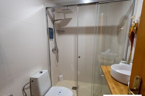 Shower, hair dryer, towels