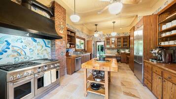 Geladeira, micro-ondas, fogão, lava-louças