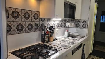 House | Private kitchen | Fridge, microwave, stovetop, dishwasher