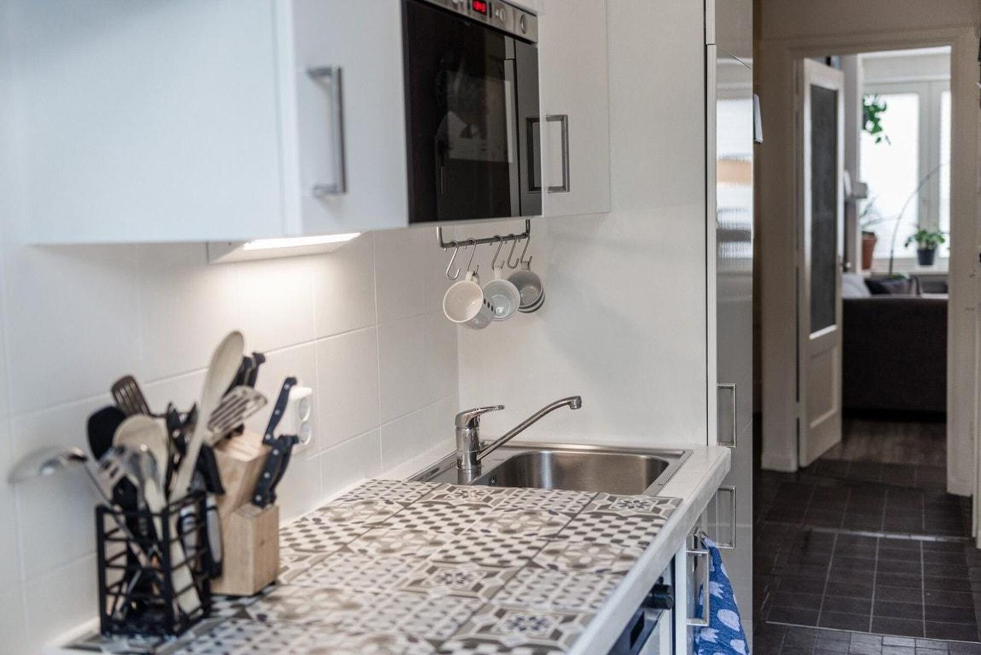 Huis | Privékeuken | Een koelkast, een magnetron, een kookplaat, een vaatwasser