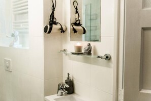House | Bathroom | Shower, hair dryer, towels