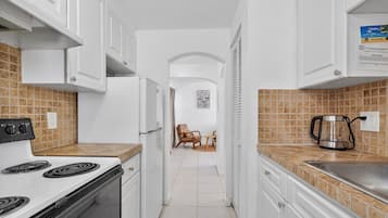 Refrigerador con freezer, microondas, horno, placa de cocina