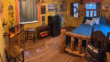 1 habitación, tabla de planchar con plancha, wifi gratis y ropa de cama