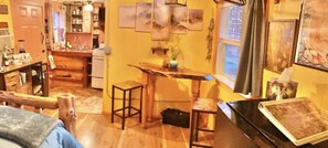 1 habitación, tabla de planchar con plancha, wifi gratis y ropa de cama 