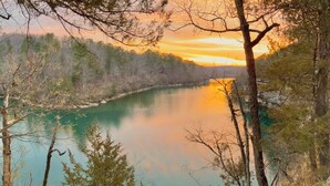 Ein ruhiger See, von Bäumen umgeben, im Abendlicht.