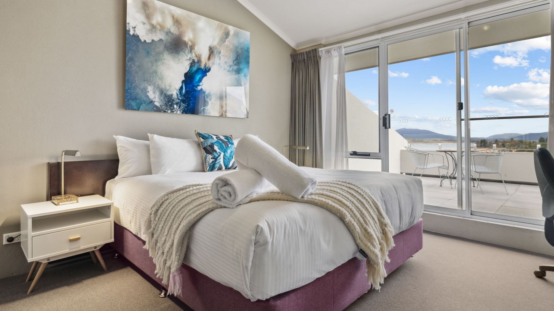 2 bedrooms, desk, WiFi, bed sheets