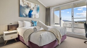 2 bedrooms, desk, WiFi, bed sheets