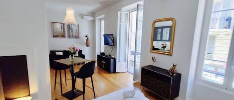 Fer et planche à repasser, accès Internet, draps fournis