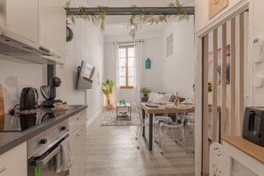 Kühlschrank, Mikrowelle, Ofen, Herdplatte