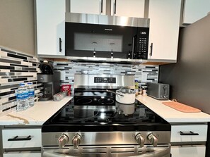 Een koelkast, een microgolfoven, een oven, een kookplaat