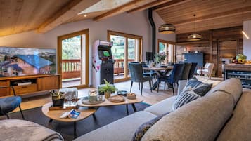 TV, fireplace, stereo