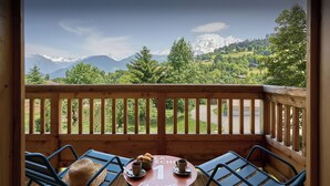 A wooden deck with a table and chairs, overlooking a mountainous landscape. - Le Primpiolet - Penthouse for 9 with Mont Blanc view - OVO Network (Combloux)