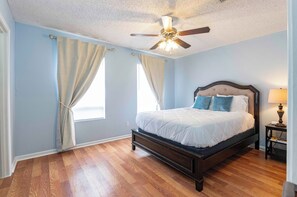 3 عدّة غرف نوم ومكواة/لوح كي وواي فاي وملاءات أسرّة