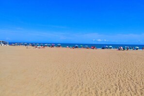 Sur la plage, serviettes de plage