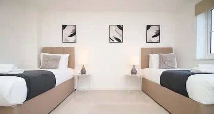 Seymour Way (Stunning 4 bed with Free parking)