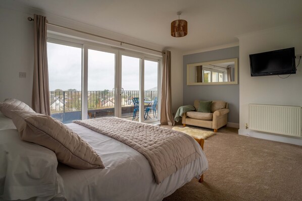 5 bedrooms, iron/ironing board, WiFi, bed sheets - Croft House - a house that sleeps 10 guests in 5 bedrooms (Croyde Braunton)