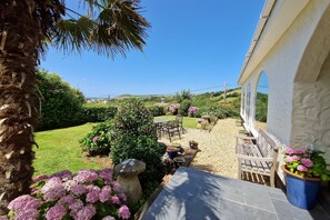 Outdoor dining - Croft House  -  a house  that sleeps 10 guests  in 5 bedrooms (Croyde Braunton)