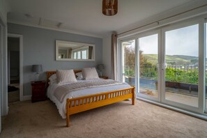 5 bedrooms, iron/ironing board, WiFi, bed sheets - Croft House  -  a house  that sleeps 10 guests  in 5 bedrooms (Croyde Braunton)